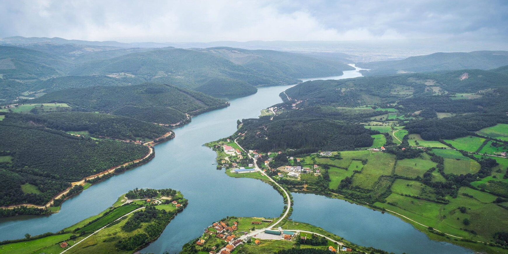 Liqeni i Batllavës mes kodrave të gjelbra