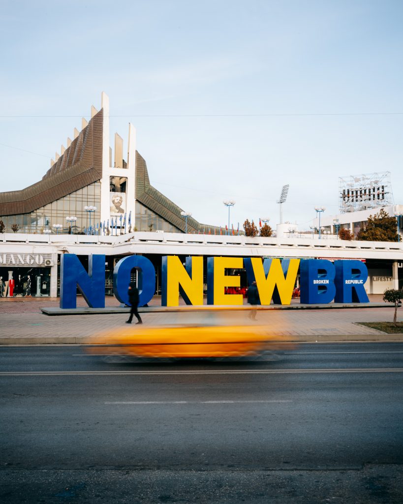 Monumenti Newborn para Pallatit të Rinisë në Prishtinë
