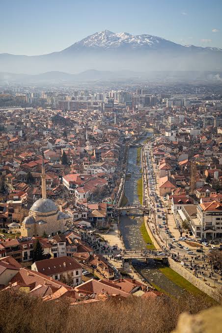 Prizreni me xhaminë, lumin Bistrica dhe malet në sfond